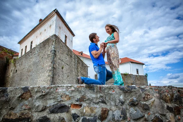 Cara Propondo Casamento Para Sua Namorada Contra Velho Castelo — Fotografia de Stock