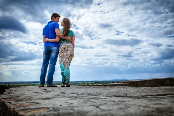 Mutlu Genç Çift Mavi Gökyüzü Tam Uzunlukta Karşı Ayakta Sarılma — Stok fotoğraf