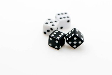 Beyaz arka plan üzerinde siyah ve beyaz dices dağınık