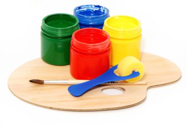 renkli boyalar ve beyaz zemin üzerine palet plastik kavanoz