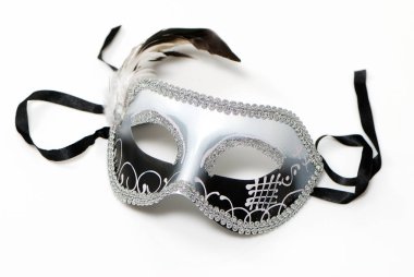 Beyaz arka planda güzel bir karnaval maskesi