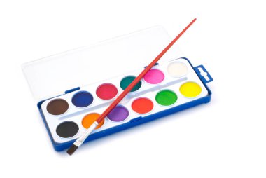 renkli boyalar ve beyaz arka plan üzerinde palette boya fırçası