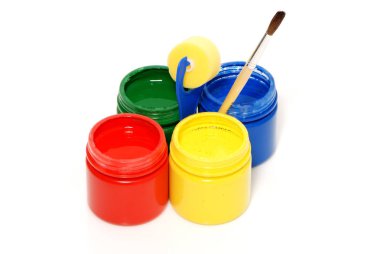 renkli boyalar, rulo ve fırça beyaz arka plan üzerinde plastik kavanoz