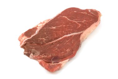 Beyaz arka plan üzerinde çiğ et parçaları