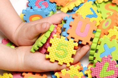 renkli eğitici bulmacalar elinde tutan çocuk kırpılmış görüntü