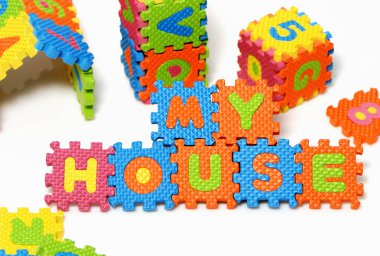 Evimi yapılan eğitici renkli kelimelerin üstten görünüm beyaz yüzey üzerinde bulmacalar