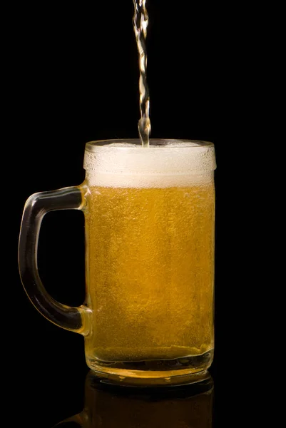 Caneca Cerveja Fresca Com Tampa Espuma Fundo Preto — Fotografia de Stock
