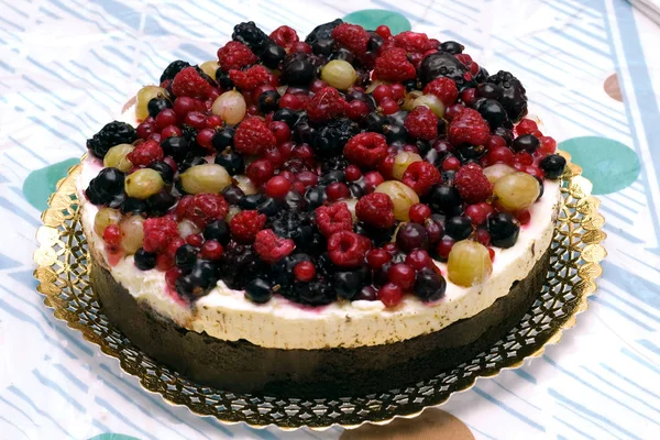 Hausgemachter Kuchen Mit Sommerbeeren Auf Dem Tisch Von Oben — Stockfoto