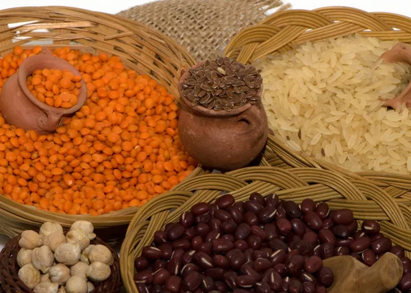 Pequenas Lentilhas Laranja Feijão Cestas Vime — Fotografia de Stock