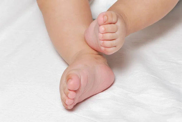 Abgeschnittenes Bild Von Niedlichen Kleinen Kinderbeinen — Stockfoto