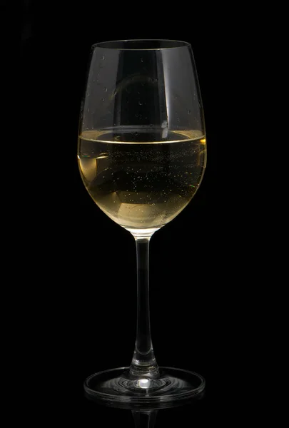 Copa Vino Con Vino Blanco Sobre Fondo Negro — Foto de Stock