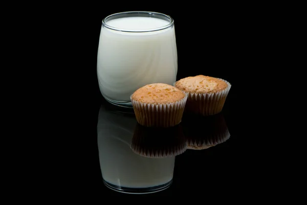 Vaso Leche Magdalenas Sobre Superficie Reflectante Negra —  Fotos de Stock