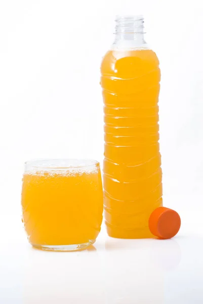 Bebida Laranja Fresca Vidro Garrafa Plástico Branco — Fotografia de Stock