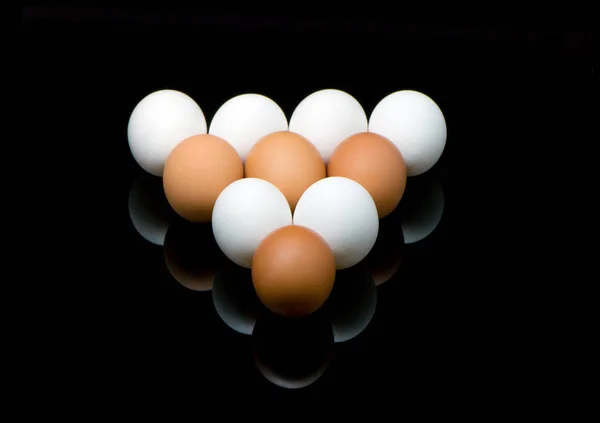 Uova Pollo Bianche Marroni Forma Triangolo Superficie Riflettente Nera — Foto Stock