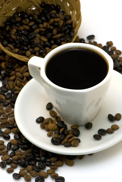 Kaffeetasse Mit Gerösteten Bohnen Auf Weißem Hintergrund — Stockfoto