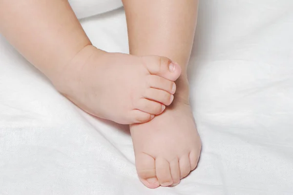 Περικομμένη Εικόνα Του Χαριτωμένο Μικρό Childs Πόδια — Φωτογραφία Αρχείου
