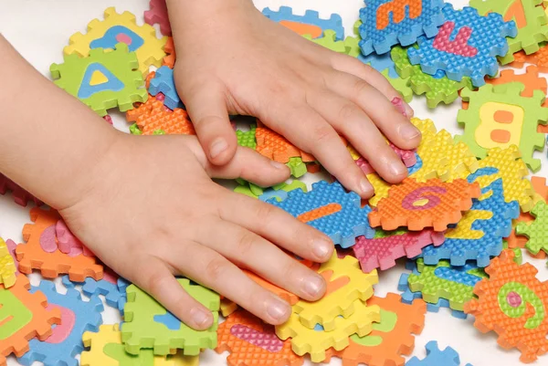 Zugeschnittenes Bild Eines Kindes Das Farbige Puzzles Händen Hält — Stockfoto