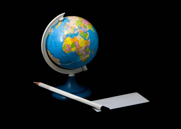 Dünya Küre Siyah Arka Plan Üzerine Kalem — Stok fotoğraf