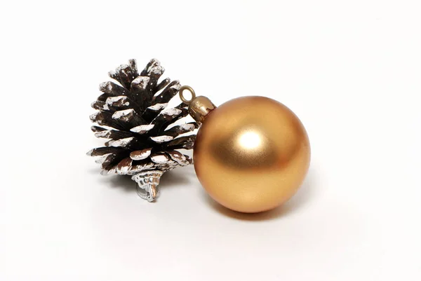 Bauble Dorato Lucido Cono Sul Bianco Concetto Natale — Foto Stock