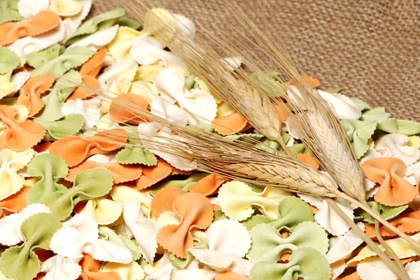 Rohe Farbige Nudelstücke Und Weizenähren Auf Stoffbeutel — Stockfoto