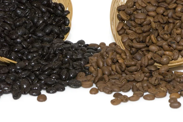 コーヒー豆と白い背景のボウルのクローズ アップ — ストック写真