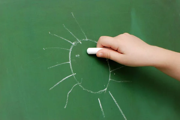 在学校用粉笔在黑板上画太阳的儿童图片 — 图库照片