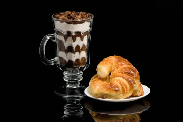 Kaffeetrinken Mit Gerösteten Bohnen Und Croissants Auf Schwarzem Hintergrund — Stockfoto