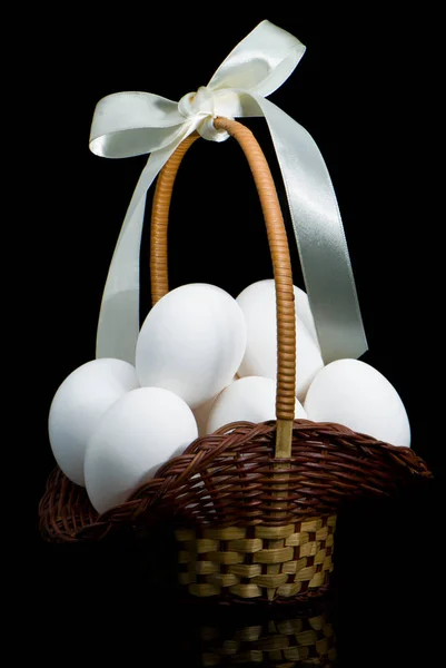 Oeufs Poulet Blanc Dans Panier Osier Avec Arc — Photo