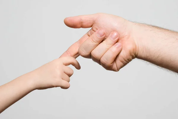 Bijgesneden Afbeelding Van Zoon Houden Vader Vinger Geïsoleerd Wit — Stockfoto