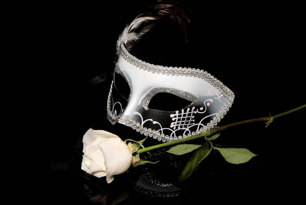 美しいカーニバル マスクと黒い背景の薔薇 — ストック写真
