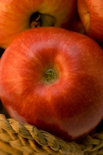 Red Ripe Apples Wicker Basket — Stock Photo, Image