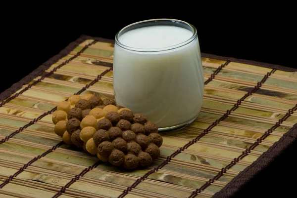 Vidro Leite Biscoitos Superfície Preta — Fotografia de Stock