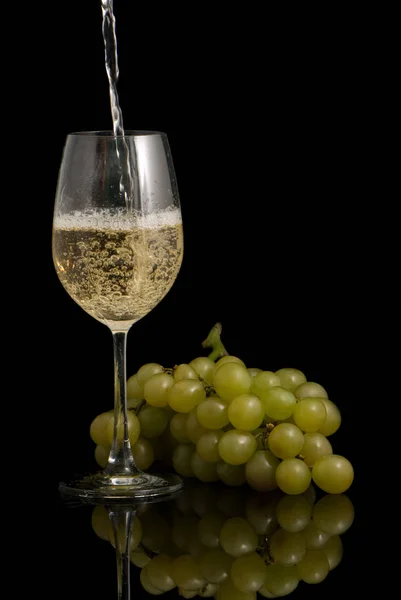 Vinho Com Vinho Branco Uva Sobre Fundo Preto — Fotografia de Stock