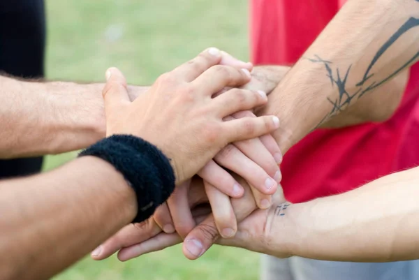 Beskuren Bild Team Idrottsmän Att Sätta Händerna Ihop Gräsmattan — Stockfoto