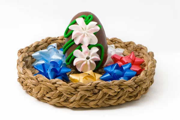Chocolate Sabroso Huevo Pascua Nido Con Arcos Aislados Blanco — Foto de Stock