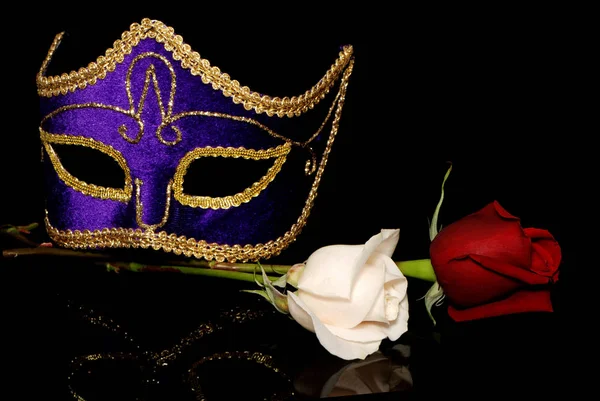 Όμορφη Violet Καρναβάλι Μάσκα Και Τριαντάφυλλα Μαύρο Φόντο — Φωτογραφία Αρχείου