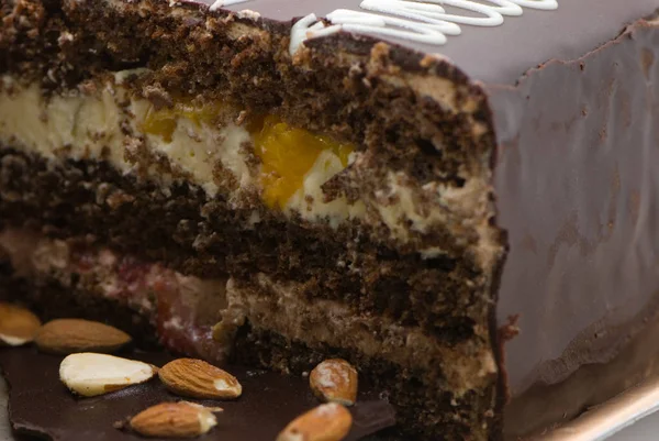 チョコレートアイシングとヘーゼルナッツとチョコレートケーキのクローズアップビュー — ストック写真