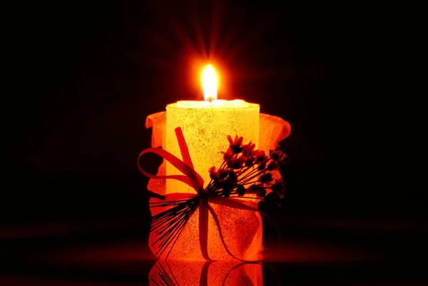 美丽的蜡烛与弓和鲜花在黑暗中 — 图库照片