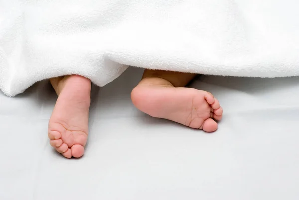 Обрезанное Изображение Босоногого Мальчика Спящего Белым Одеялом Спальне — стоковое фото