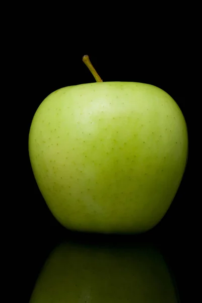 Ripe Green Apple Black Background — Stock Photo, Image