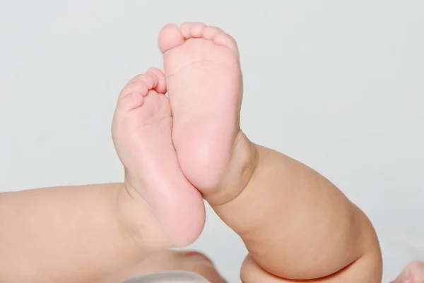 Περικομμένη Εικόνα Του Χαριτωμένο Μικρό Childs Πόδια — Φωτογραφία Αρχείου