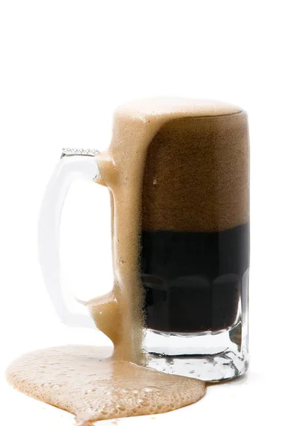 明るい背景上の泡のキャップと黒ビールのマグカップ — ストック写真
