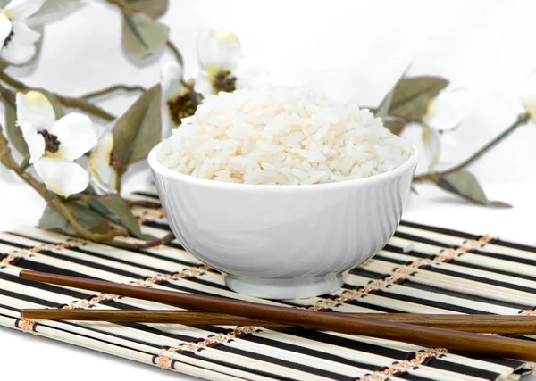 Schüssel Mit Gekochtem Reis Auf Hölzerner Serviette Auf Weiß — Stockfoto