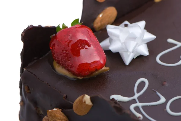 Nahaufnahme Von Schokoladenkuchen Mit Schokoladenglasur Und Erdbeere — Stockfoto