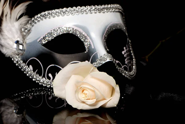 Schöne Karnevalsmaske Und Rose Auf Schwarzem Hintergrund — Stockfoto