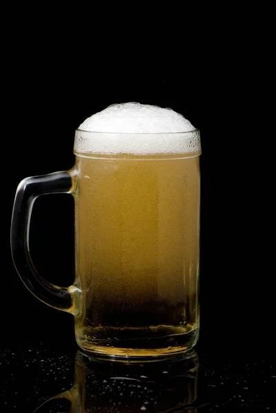 Kubek Świeżego Piwa Cap Pianki Czarnym Tle — Zdjęcie stockowe