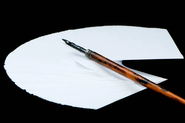 Papier und alter Stift auf schwarzem Hintergrund — Stockfoto
