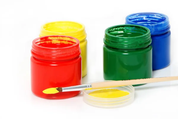 彩色颜料和画笔的塑料罐在白色背景 — 图库照片