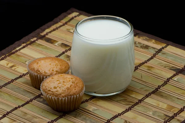 Glas Milch Und Cupcakes Auf Schwarzer Oberfläche — Stockfoto