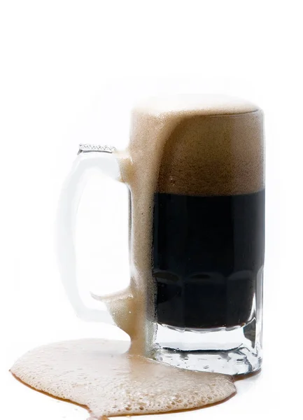 明るい背景上の泡のキャップと黒ビールのマグカップ — ストック写真